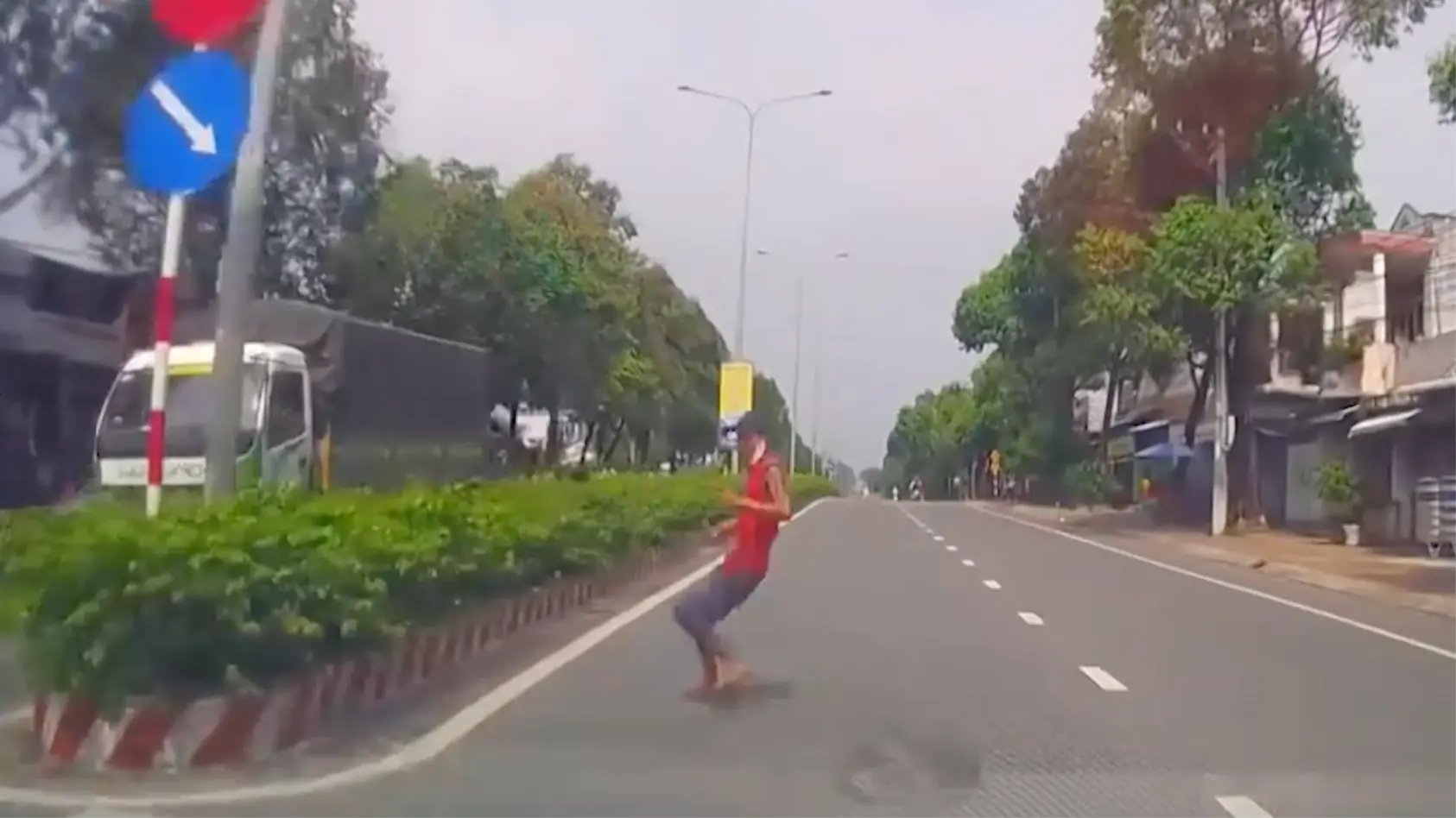 Người đi bộ bất ngờ chạy sang đường sẽ bị phạt